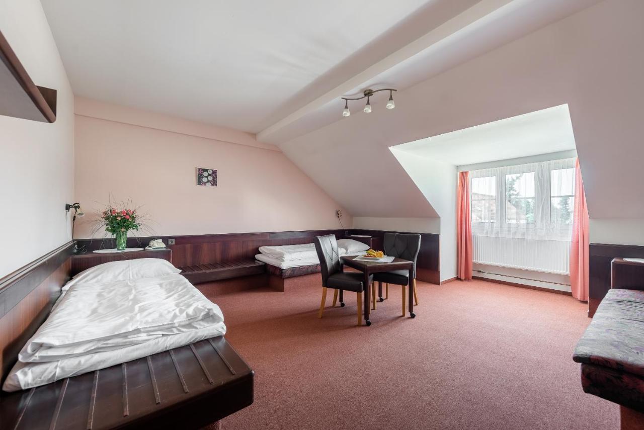 Hotel Floret Průhonice Zewnętrze zdjęcie