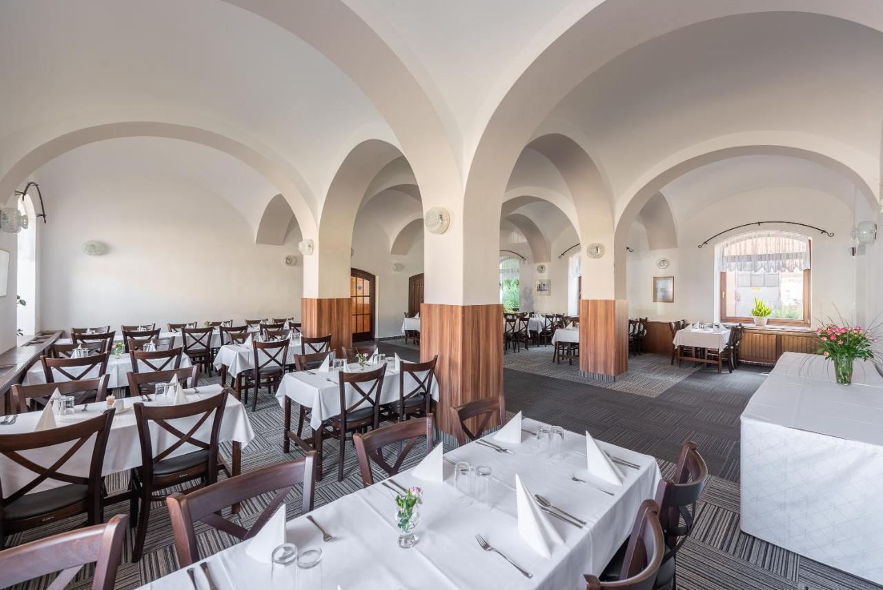 Hotel Floret Průhonice Zewnętrze zdjęcie