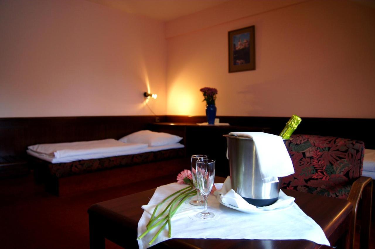 Hotel Floret Průhonice Zewnętrze zdjęcie